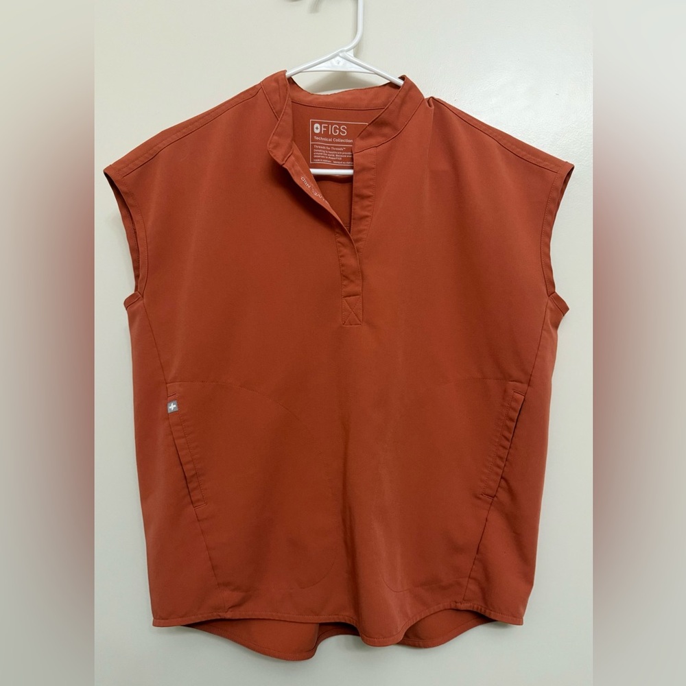Figs scrubs SET: rafaela top and zamora jogger pants. Color terracotta.